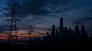 أبراج كهرباء أو مدينة وقت انقطاع التيار